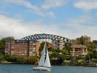 Harbour Bridge hinter Häusern