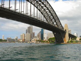 Skyline von Sydney hinter der Harbour Bridge